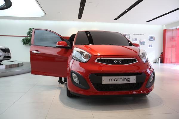 Red Kia Picanto 2012