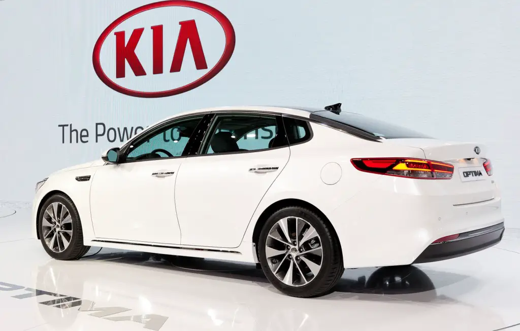 Оптима максимальная скорость. Kia Optima gt логотип. Kia Optima logo. Цвет атлас Вайт Киа.